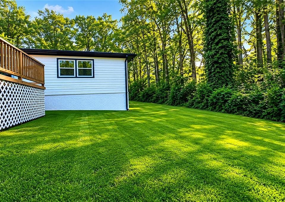 2nd image of 2554 Gordon Cir SE
