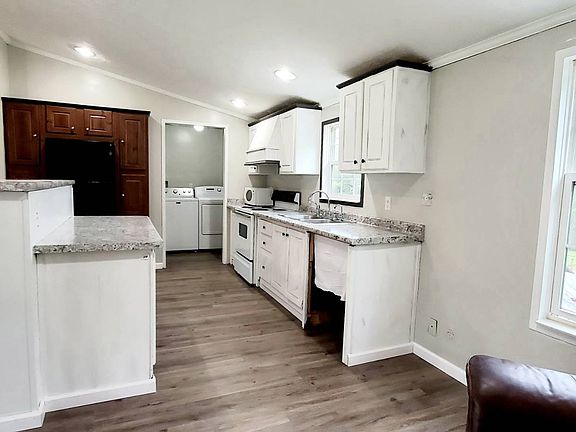 4th image of 121 Royal Oaks Dr