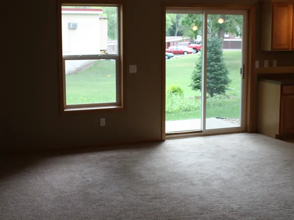 2074 Shryer Ct, North Saint Paul, MN 55109