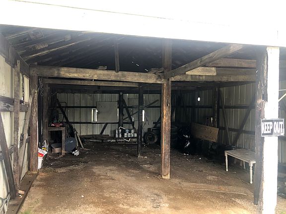 3rd image of 607 W Elm St