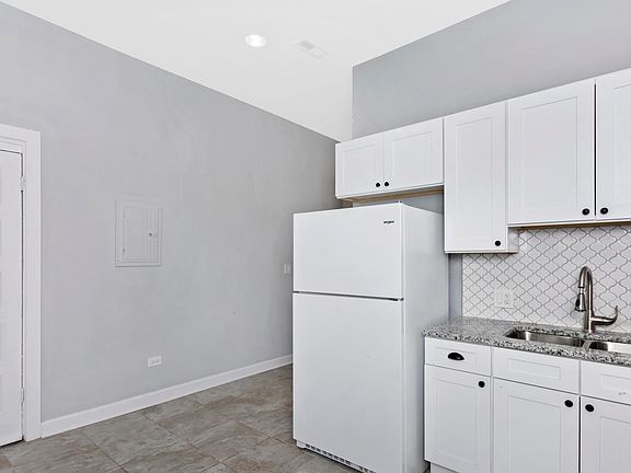 5th image of 2200 N Milwaukee Ave #1