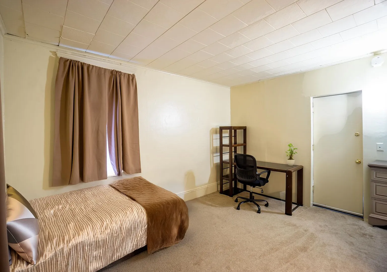 113 Comstock Place Furnished Rooms - Available 7/1/27 Or 8/1/27 — Photo 3