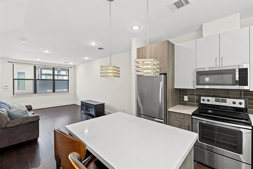 2 bed, 2.5 bath, 931 sqft, $1,995 — Photo 1