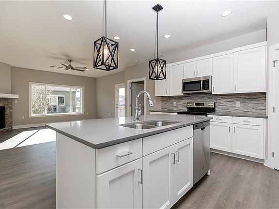 4th image of 1572 SE Blackthorne Dr
