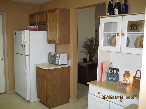 Kitchen w/Solid Oak Cabinets