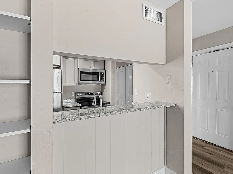1917 Maravilla Ave #23 — Photo 8