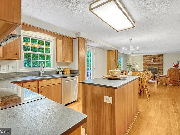 4th image of 6013 Windward Dr