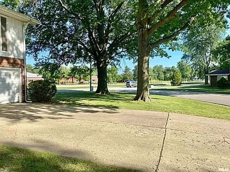 432 Amherst Dr — Photo 21