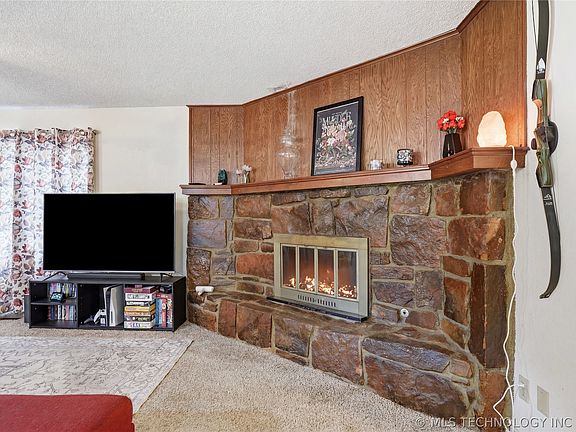 4th image of 1121 W Memphis St