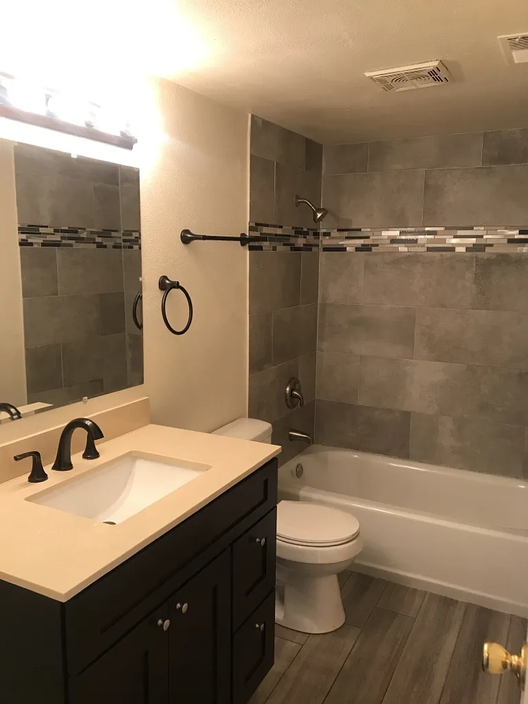 Building Photo - 1021 Delaware Dr #1