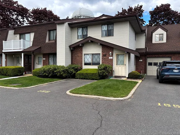 156 W Cambridge Drive E #156, Copiague, NY 11726