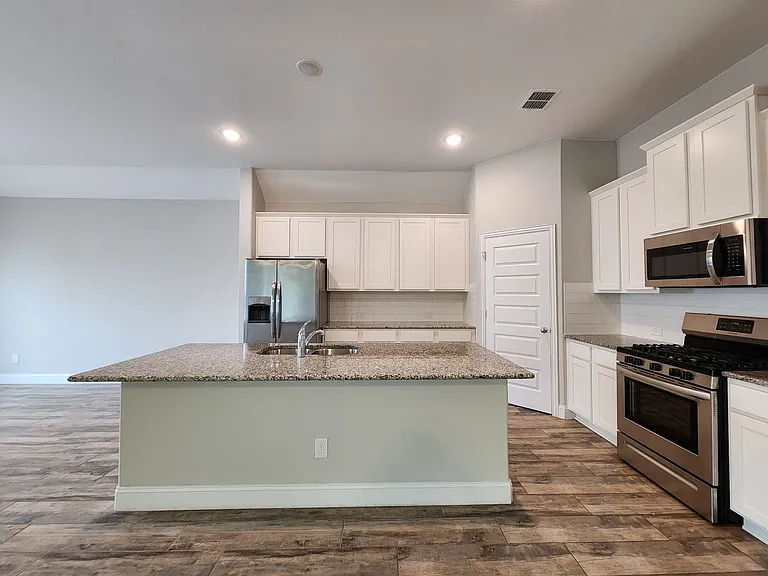 1331 Gruene Glen St — Photo 12