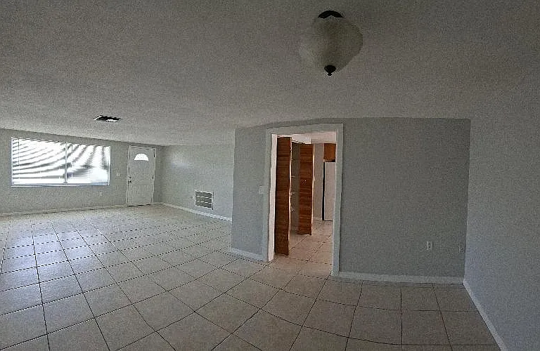 Dr and Liv room . Open floor plan