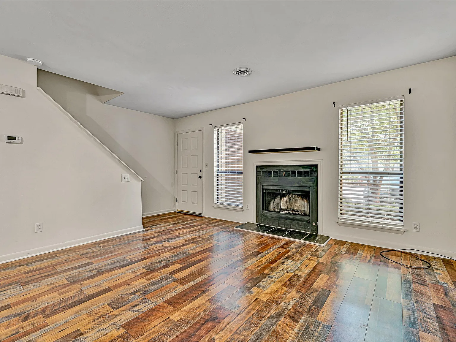 2 bed, 1.5 bath, 1044 sqft, $1,595 — Photo 3