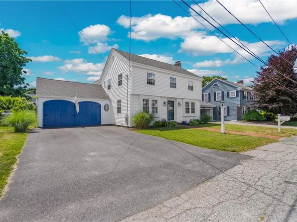 24 Huntington Dr E, Rumford, RI 02916