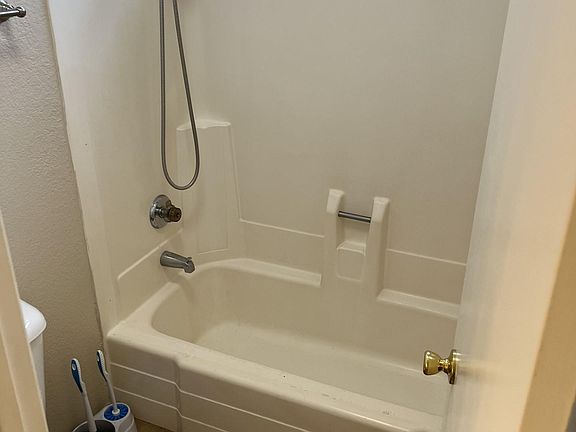 2nd image of 4671 Oceanside Dr APT B