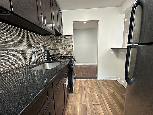 5th image of 922 Bronx Park S APT 2C