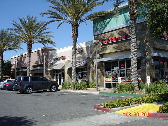 Nearby shopping and dinning