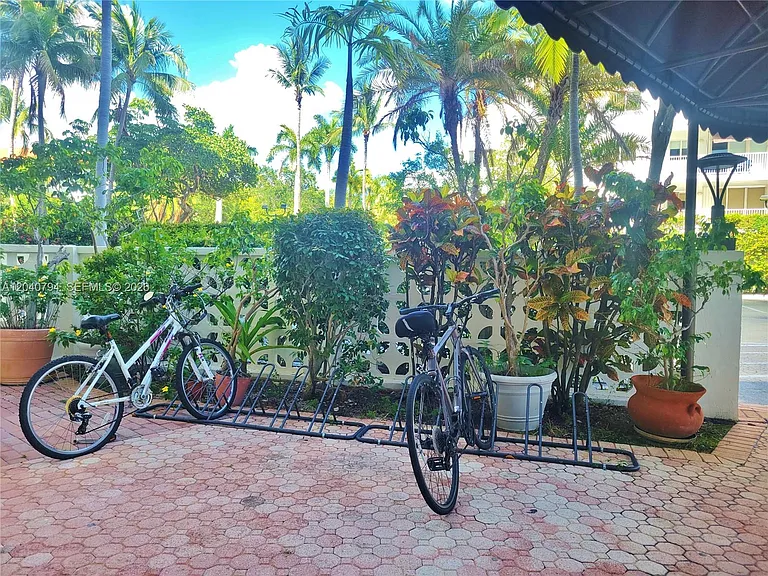 77 Crandon Blvd #2B — Photo 39