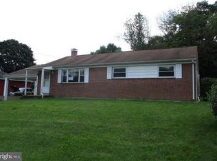 10 Dulles Dr E, Camp Hill, PA 17011