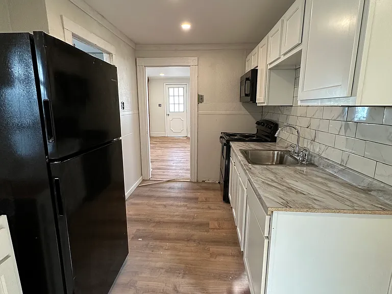 305 Powell Ave — Photo 3