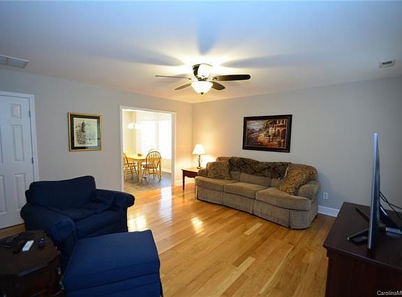 3rd image of 6996 Forest Manor Dr