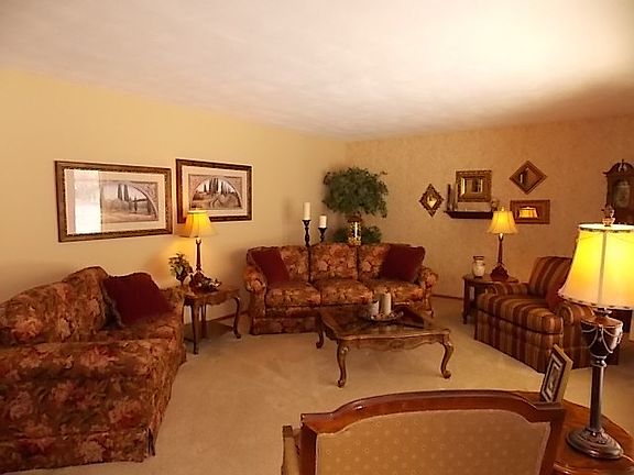 3rd image of 413 Applewood Ln