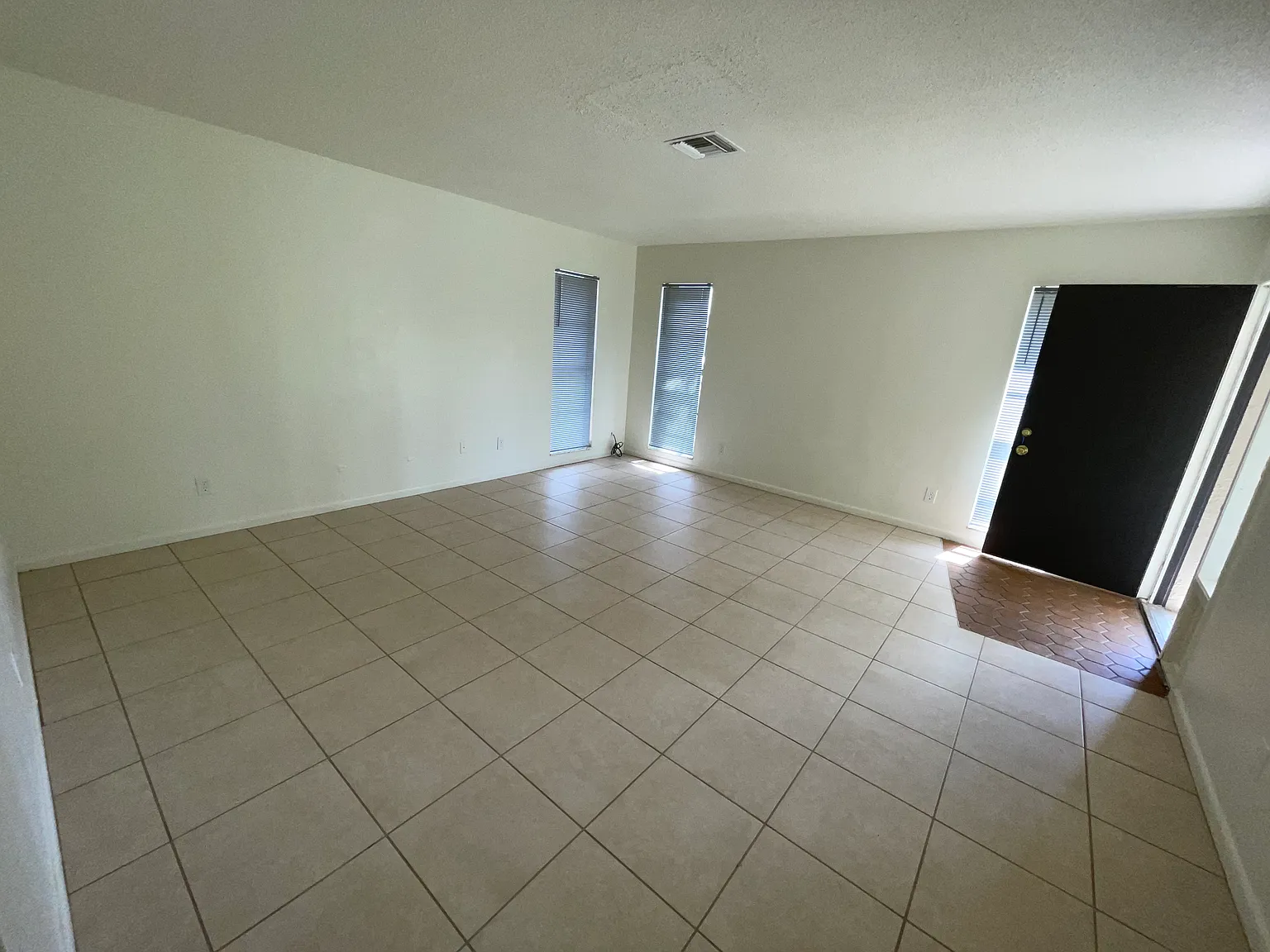 Cozy 3 Bed, 2 Bath home, available now! — Photo 2