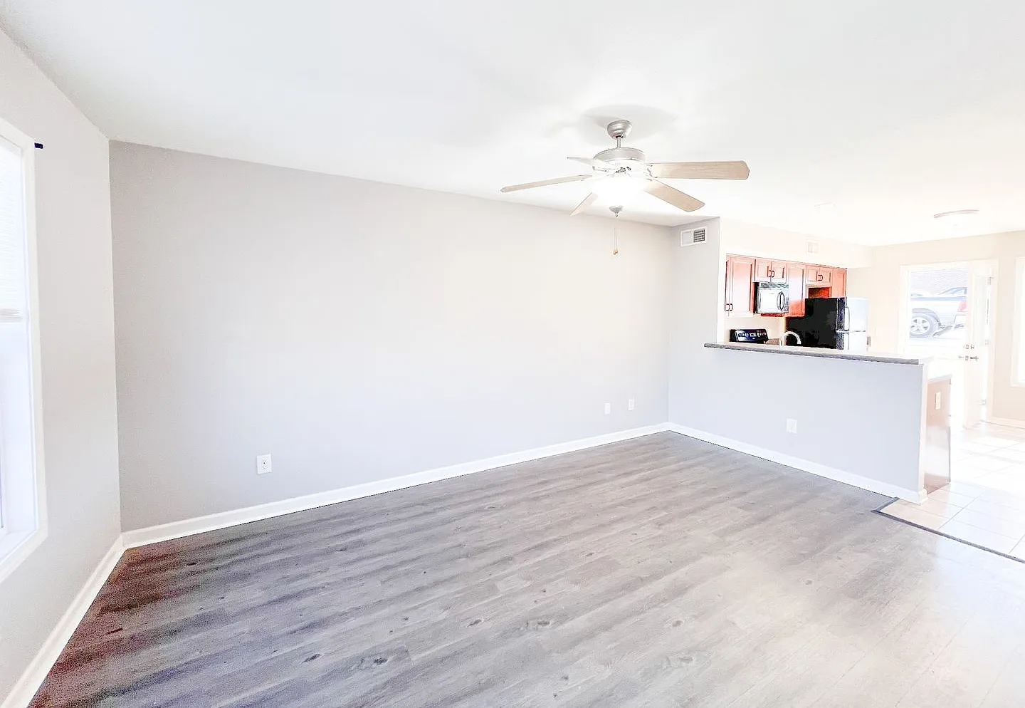 2 Bedroom 1.5 Bathroom Townhome — Photo 2