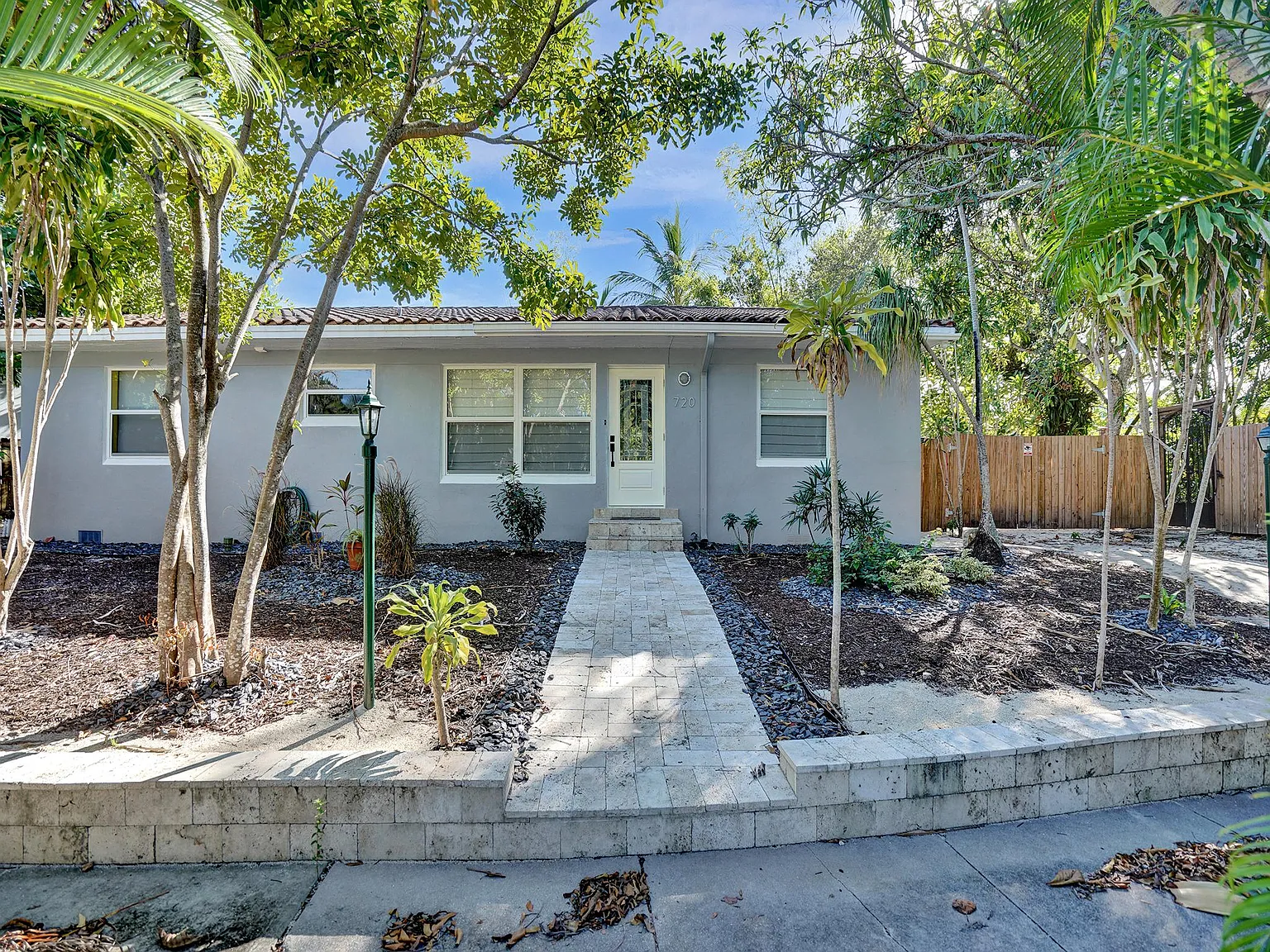 720 SW 11th Ct — Photo 2