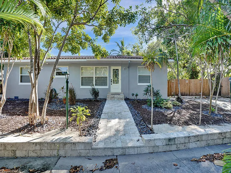 720 SW 11th Ct — Photo 2