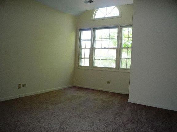 5th image of 39 Willow Pkwy