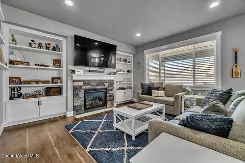 4 bed, 2.5 bath, 3875 sqft, $3,500 — Photo 2