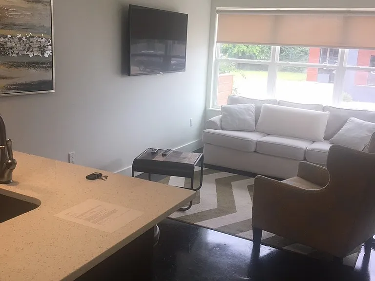 211 Cate Ave — Photo 2