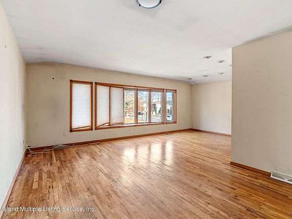 4th image of 890 Westwood Ave