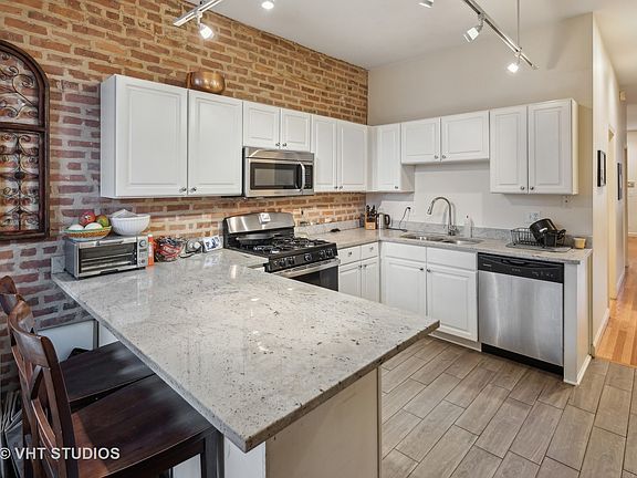 5th image of 534 N Leavitt St