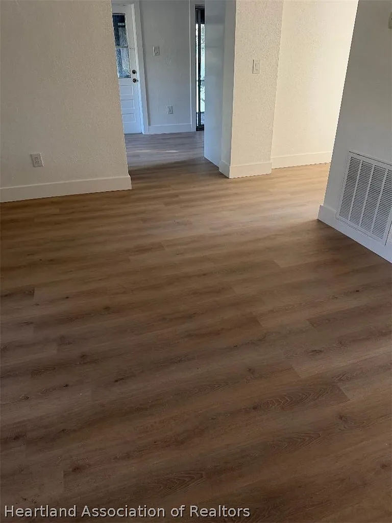 2 bed, 1.0 bath, 3212 sqft, $1,150 — Photo 3