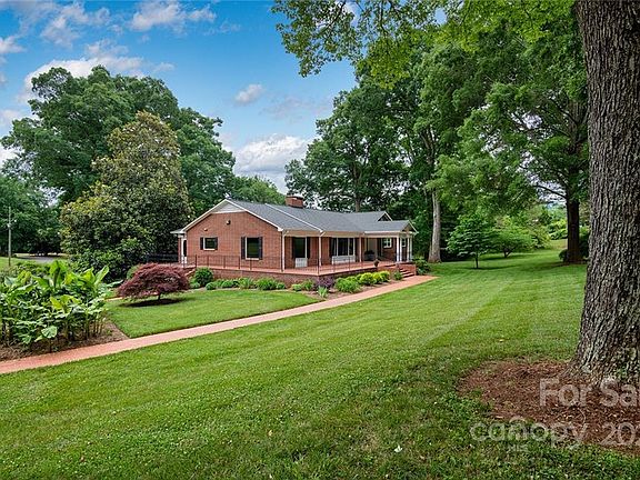 3rd image of 205 Mountain View Dr