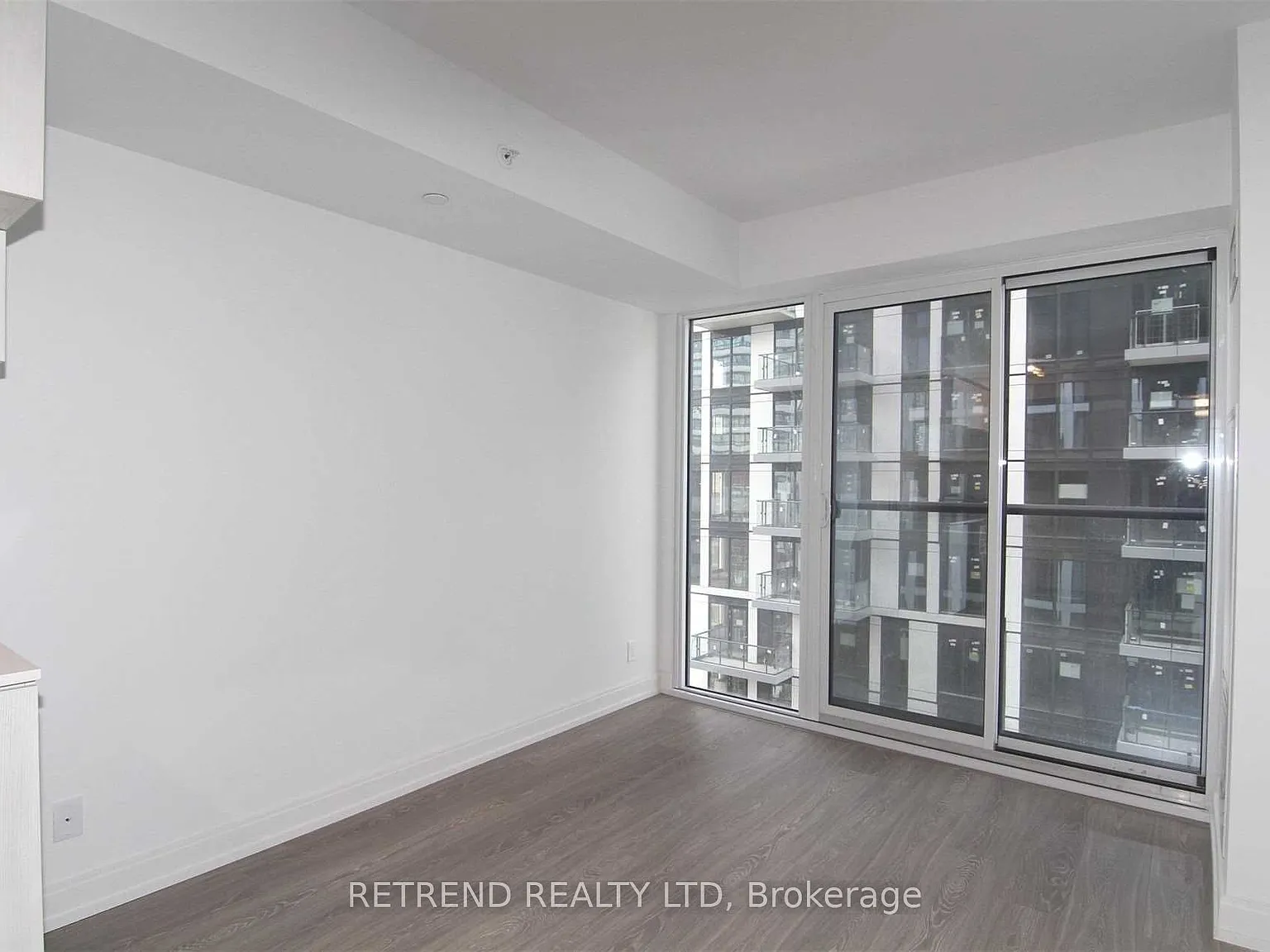 181 Dundas St E — Photo 3