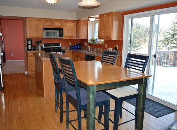 2nd image of 1047 Crestwood Ct
