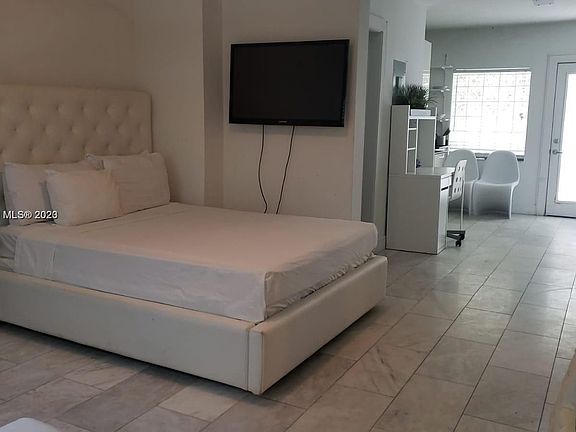 2nd image of 928 Jefferson Ave #2