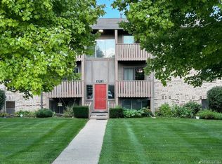 8713 Candlewood Trl APT 3, Brighton, MI 48116