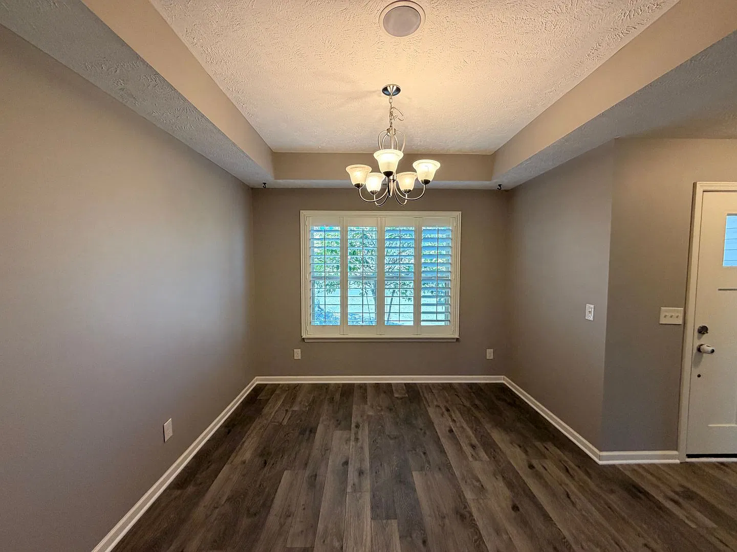 Beautiful 3-Bedroom Home with Spacious Bonus Room, Fenced Backyard & Covered Patio — Photo 4