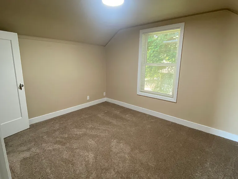 518 NE Everett St — Photo 12