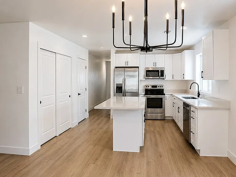 1600 E Kelson Pl — Photo 3