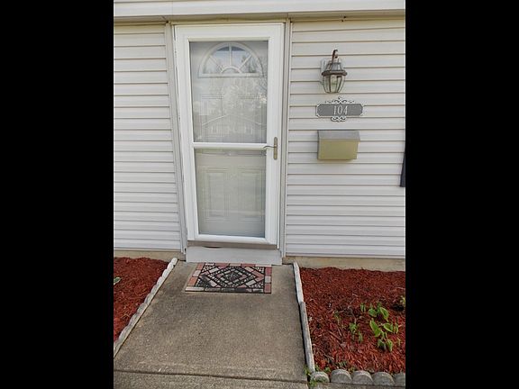 3rd image of 104 Tulip Dr