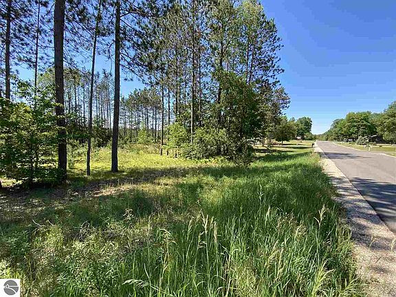 5th image of 221 Pine Knoll Dr