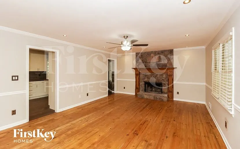 3 bed, 2.0 bath, 2020 sqft, $2,535 — Photo 4