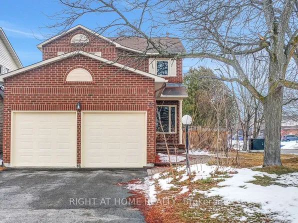 2 Chickasaw Cres, Ottawa, ON K2M 1M3