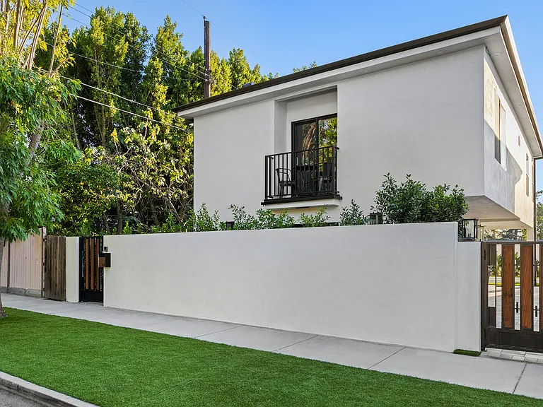 436 Cornell Dr — Photo 2